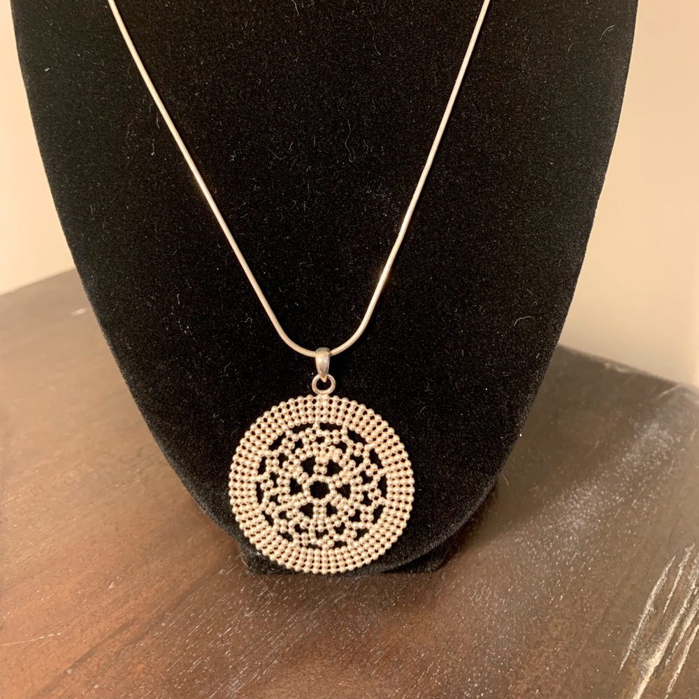 Sterling silver pendant pendant.